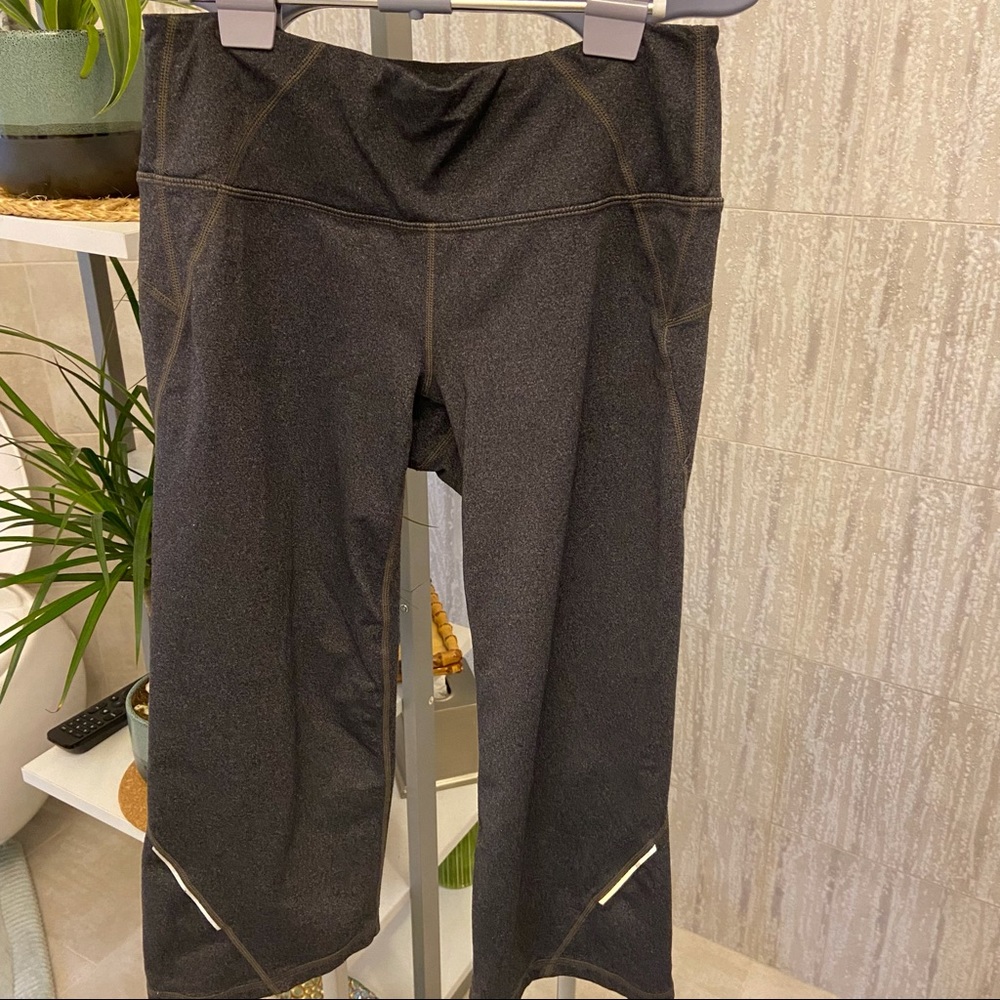 EUC Athleta heather gray capri cropped leggings